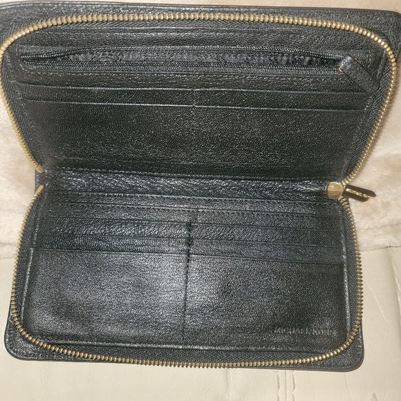 Michael Kors Hamilton Traveler Large Zip Around Black Leather Wallet w/Lock. - Picture 3 of 5